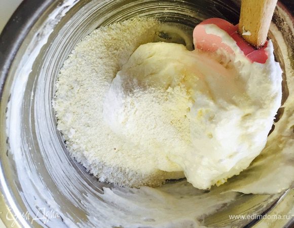 Потом аккуратно просеиваем в белки сухие ингредиенты (в несколько приемов). Перемешиваем без фанатизма.