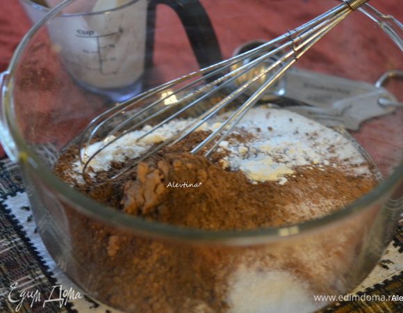 Смешать в емкости сухие ингредиенты.