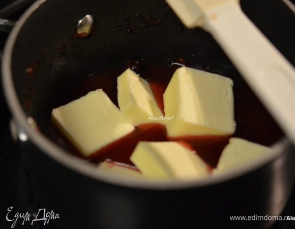 В кухонном процессоре смешать вяленую клюкву с клюквенным джемом, насадка нож. Клюква чтоб была маленькими кусочками.
Переложить в небольшую кастрюльку, добавить масло и воду и готовить, помешивая на среднем огне. Довести до кипения, снять с огня и добавить апельсиновый ликер или натуральный апельсиновый сок.
