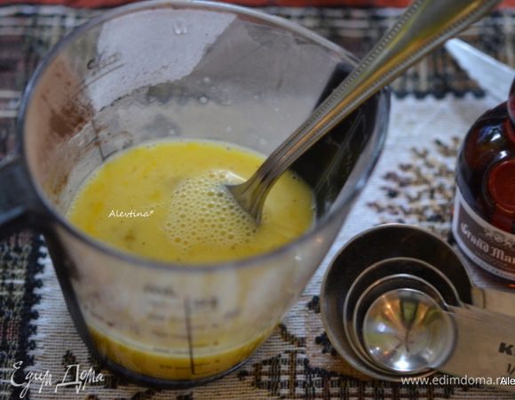 Отдельно слегка взбить яйцо и белок. 