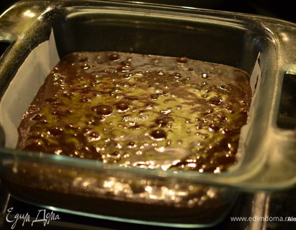 Добавить все в тесто, перемешать и вылить в приготовленную форму. Выпекать в разогретой духовке 22-25 минут.
