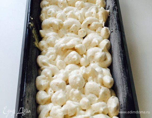 Наполняем белковой массой кондитерский мешок и в произвольном порядке выдавливаем ее на нашу заготовку (опять-таки можно и просто спатулой выложить и разровнять).
