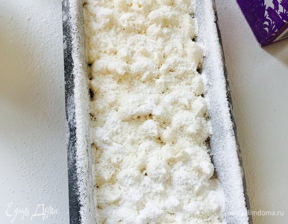 Посыпаем обильно сначала сахарной пудрой, потом кокосовой стружкой и в духовку минут на 60-70. Если начнет сверху сильно подрумяниваться — накрыть фольгой.