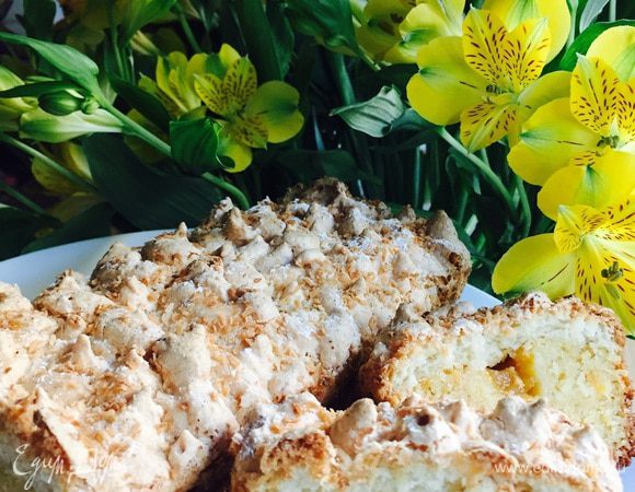 Готовый кекс вынуть из формы (пройтись ножичком вдоль стенок) и остудить на решетке. Потом нарезать и добро пожаловать в тропический рай! Очень вкусно! Моя дочка уплетала за обе щеки: сначала хрустяшку, потом крем, потом мягкое и спросила: мама, а из чего ты этот торт сделала?