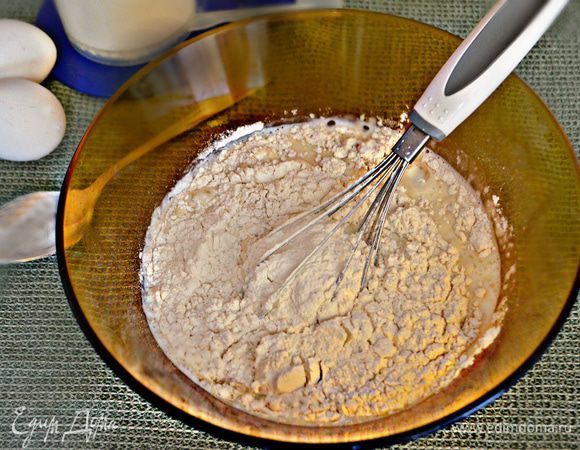 В тёплом молоке растворите дрожжи, сахар, добавьте 1/2 стакана муки и перемешайте. Накройте миску салфеткой и поставьте на 30-40 минут в тёплое место.