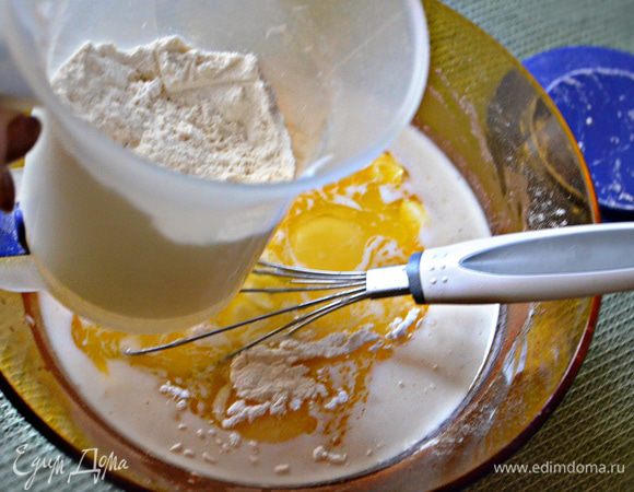 Затем добавьте яйца, соль, растопленное сливочное масло. Постепенно всыпьте просеянную муку и замесите гладкое эластичное тесто. 