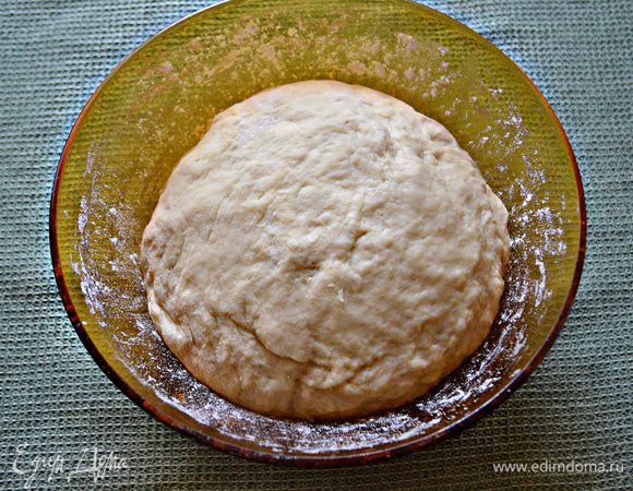 Накройте тесто полотенцем и поставьте на 30-40 минут в тёплое место. После этого слегка присыпьте мукой, затем обмять и дать подойти ещё раз. 