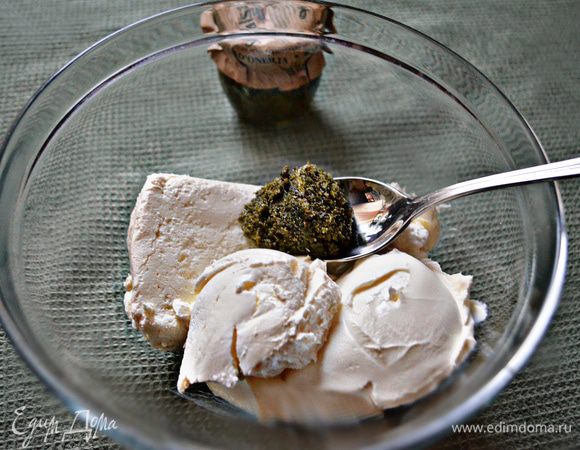 Для начинки творог смешайте с крем-сыром, сахаром, солью, перцем и соусом песто. Хорошо перемешайте.