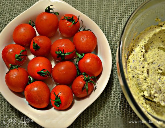 Помойте помидорки черри. У меня ушло 14 шт (300 г), по 1 шт на ватрушку.