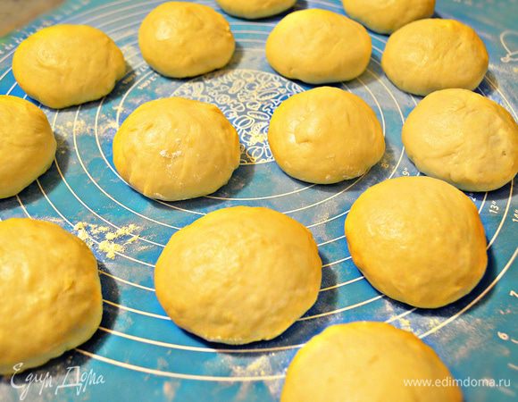 Готовое тесто разделите на небольшие кусочки, сформируйте шарики. Получилось 14 шт по 100 г. Можно сделать и по-меньше размером, тогда помидорок черри вам потребуется больше. 