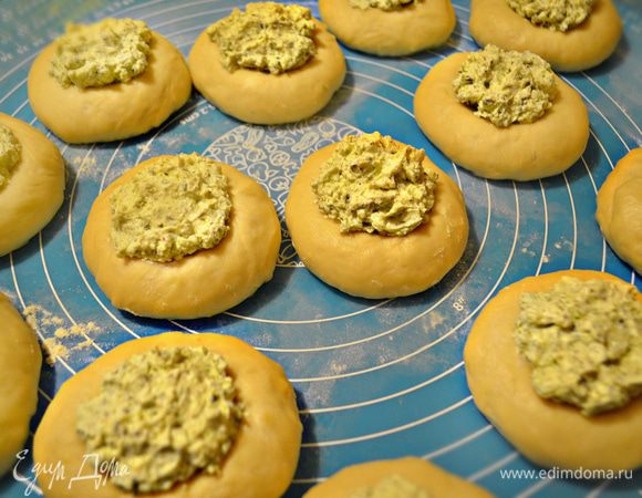 В середине каждого шарика сделайте углубление с помощью стакана или, как я, с помощью толкушки. Наполните творожной начинкой и сверху слегка вдавите черри. 