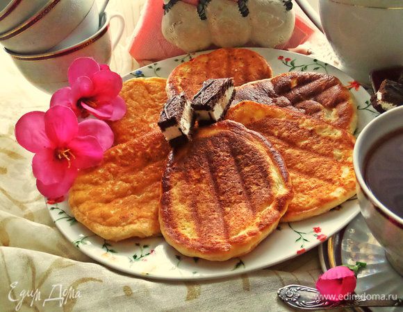 Попробуйте к завтраку сделать оригинальные сырнички от Катюши, я уже готовила их пару раз: http://www.edimdoma.ru/retsepty/77639-syrniki-v-sendvichnitse