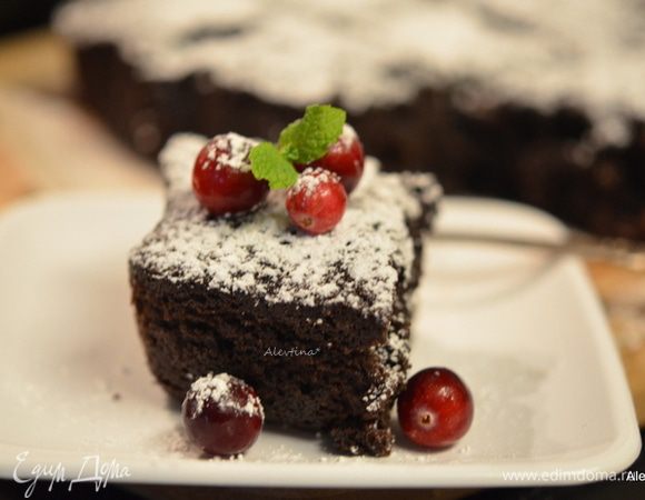 Готовый брауни дать остыть. Посыпать сахарной пудрой по желанию. 
Нарезать мокрым ножом аккуратно. Подаем к столу. 
Приятного чаепития.