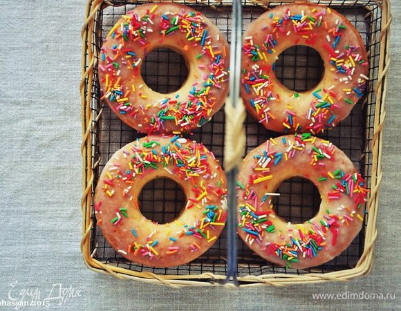 Духовку нагреть до 180 гр. Смешать все ингредиенты, взбить до однородности, заполнить формы на 2/3, выпекать 8 минут. Дать остыть. Если нет формочек для донатсов, пеките в формочках для кексов. Тогда время выпечки увеличьте. 