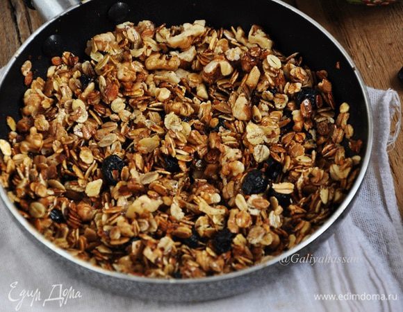 Растопить в глубокой сковороде кокосовое масло, всыпать хлопья и обжаривать до коричневого цвета и приятного запаха.