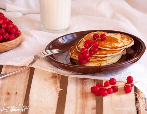 Творожную массу, яйцо, молоко, ваниль, щепотку соли и сахар хорошо перемешать и растереть, добавить миндальную муку и растительное масло, снова перемешать, постепенно добавить муку, перемешать, чтобы не было комочков. Тесто получается густым. 
