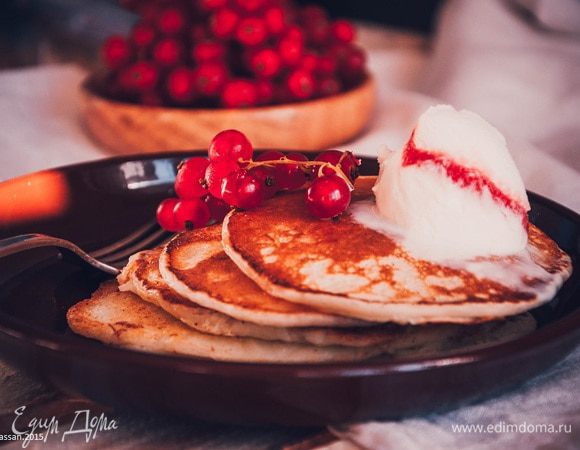 Разогреть хорошо сковороду, один раз смазать сливочным маслом, больше не смазывать, вылить в сковороду немного теста как на оладьи, выпекать до зарумянивания с каждой стороны (примерно по 30 секунд или +/- с каждой стороны), жарить на сковороде без масла. Подавать со сметаной или вареньем, джемом, ягодами. Разогреть хорошо сковороду, один раз смазать сливочным маслом, больше не смазывать, после уменьшаете огонь и жарите на среднем огне, чтобы ваши панкейки не подгорели.
Приятного аппетита! 