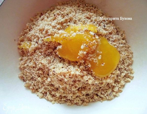 Фундук измельчить в блендере или мясорубке (мне больше нравится называть её "орехомолка") довольно мелко. Орехи предварительно можно замочить. Добавить мёд по вкусу, тщательно перемешать. Если масса получается сухой, добавить немного воды. Нужно, чтобы получилось пластичное "тесто".