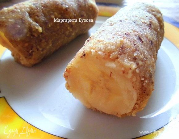 Банан очистить от кожуры, обрезать попки, и разрезать его на несколько частей, в зависимости от того, какого размера пирожные Вы хотите получить. Смазать бананы лимонным соком. Я это делаю по двум причинам: для того, чтобы бананы не потемнели, и, чтобы эклеры в готовом виде были в меру сладкими. Облепить бананы ореховой массой со всех сторон. По желанию, места срезов можно оставить открытыми. 