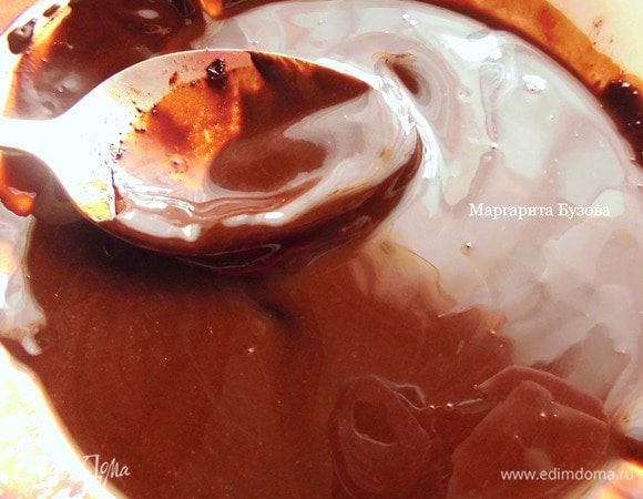 Для глазури: кэроб просеять через сито, добавить немного мёда и воду. Всё тщательно перемешать. Должна получиться однородная шелковая масса средней густоты. Пирожные обмакнуть в глазурь и дать ей схватиться. Для более быстрого результата можно убрать их в морозилку на 5 минут, но и при комнатной температуре глазурь довольно быстро застывает. Обычно я дожидаюсь, чтобы глазурь застыла и затем покрываю ею пирожные еще раз- так получается вкуснее.
