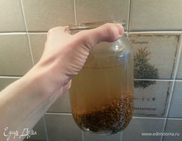 Гречневую крупу промываем и перекладываем в литровую банку. Заливаем ее 3 стаканами теплой воды, добавляем лимонный сок. Вместо лимонного сока можно использовать яблочный уксус. Кислота поможет каше размягчиться. 