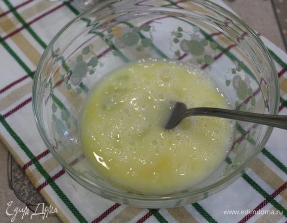 К яйцам добавить воду, посолить, перемешать вилочкой.