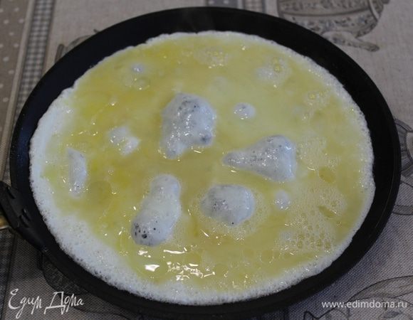 Вылить на раскаленную сковороду с растительным маслом.