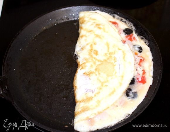 Второй половиной омлета закрыть начинку. Жарим до румяного цвета снизу, затем, аккуратно перевернуть омлет на другую сторону и дожариваем тоже до румяного цвета.