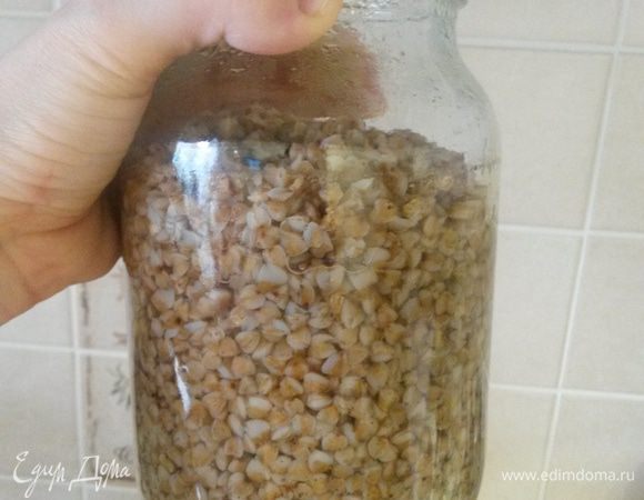 На утро крупа разбухнет, впитав в себя всю воду. Каша готова. Можно есть и в таком виде. Но, мы сделаем ее вкуснее.