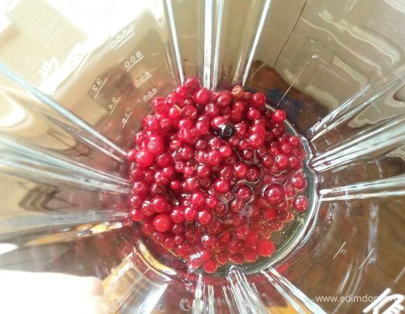 Взбиваем в блендере ягоды с медом до однородности. Можно использовать как замороженные, так и свежие ягоды. Сегодня я взяла бруснику. Очень вкусно получается со смородиной. Сладость регулируем по вкусу.