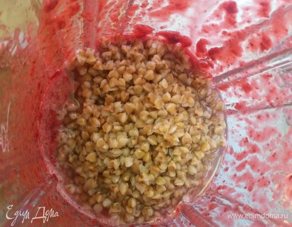 Примерно полстакана ягодного пюре отложим для украшения. В оставшееся пюре добавляем банан, гречку и молоко. 