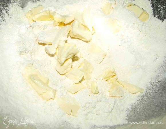 Муку просеять. Растираем с маслом в мелкую крошку.