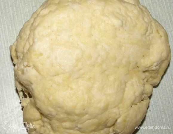 Добавляем йогурт, яйцо, разрыхлитель, соль и замешиваем мягкое тесто.