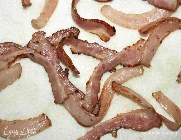 Выкладываем готовые ломтики на бумажные полотенца и даем стечь жиру.