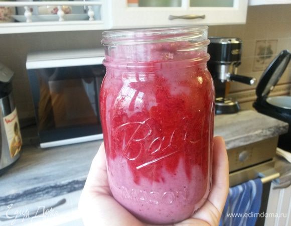 Подаем кашу в стаканах, делая прослойку из ягодного пюре, которое мы оставляли для украшения. И красиво, и полезно, и вкусно! 
Приятного аппетита!