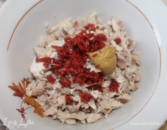 Включить духовку на 180 градусов. Курицу мелко порезать, добавить измельченные помидоры (2 столовые ложки), горчицу, и натертый сыр. Если надо посолите и поперчите по вкусу.