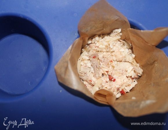 Берем форму для кексов. Формочки рекомендую проложить пекарской бумагой. Я попробовала и с бумагой, и без. С бумагой удобнее. Выкладываем начинку из курицы в формочки и приминаем.