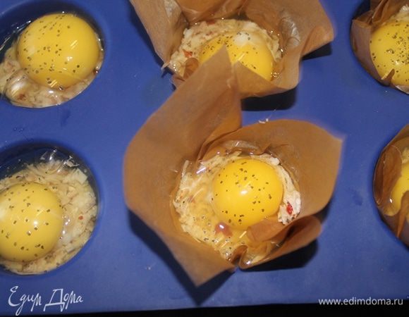 Затем, сверху выливаем яйцо. И ставим в духовку.