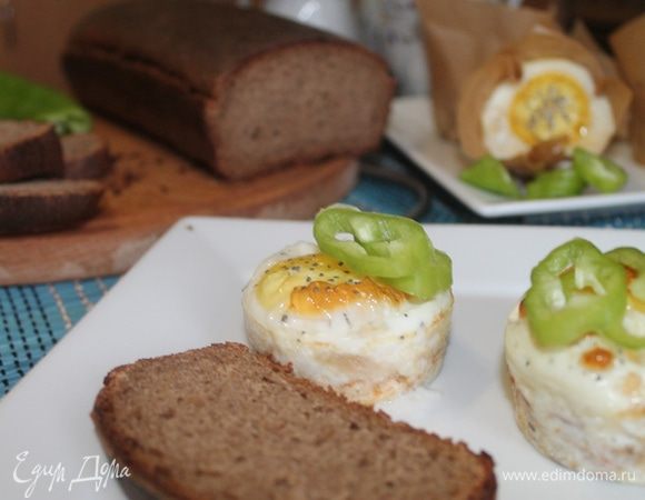 Запекаем примерно 15-20 минут. Все зависит от того, какой степени "зажарки" желток вам вкуснее. Я держала в духовке 20 минут. Те кексики которые были в бумаге получились с жидким желтком, а которые без бумаги у них желток сварился полностью.