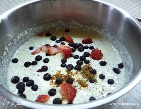 Добавляем в творожную массу специи, ягоды черной смородины (я еще немножко клубнички положила). Перемешиваем.