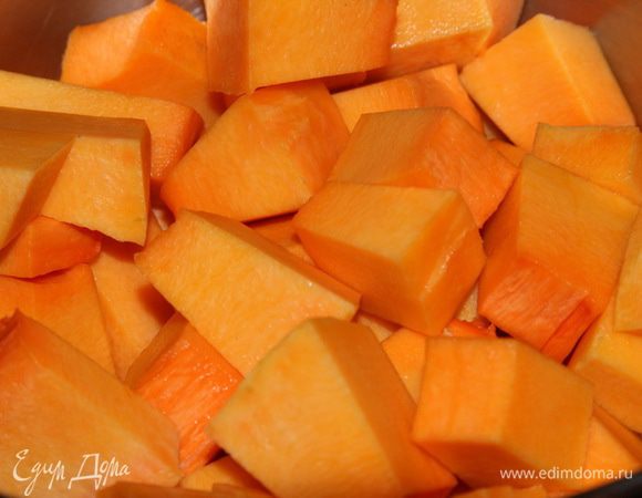 очищенную тыкву нарезаем крупными кусочками, приблизительно 2х2 см.