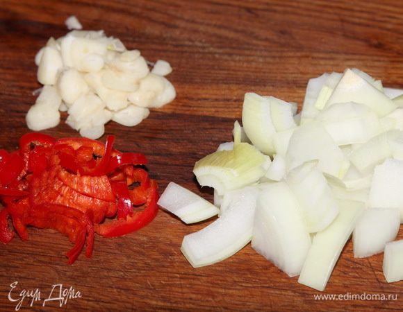 Чеснок чистим, нарезаем пластиночками, очищенный лук крупно нарезаем полукольцами, перец чили нарезаем колечками. Конечно, тоже очищенный от семян. Все укладываем слоями в подготовленную емкость. У меня литровая банка.