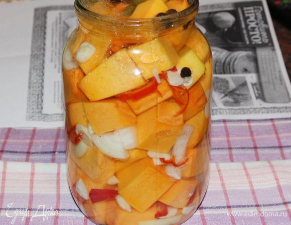 Горячим маринадом заливаем овощи и оставляем до полного остывания. Затем в холодильник часов на 8-12. Я готовила вечером, поэтому пробовали мы уже вечером следующего дня, было очень вкусно. А через день — еще вкуснее. На заднем плане фото как раз листочек из журнала.