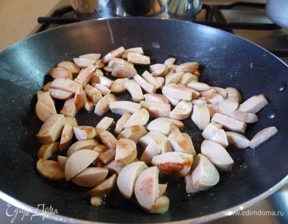 Ветчину нарезаем небольшими кубиками и немного обжариваем.