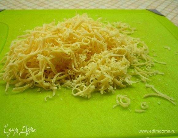 Сыр натираем на мелкой терке.