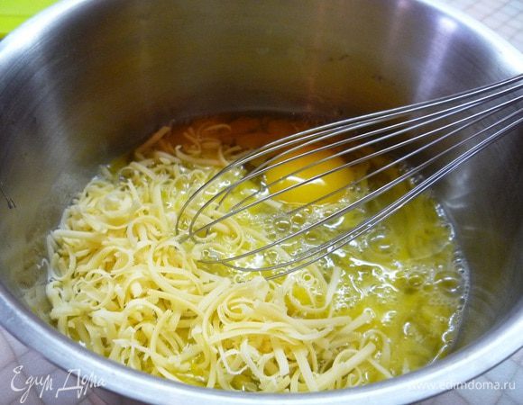 Яйца взбиваем с половиной сыра.