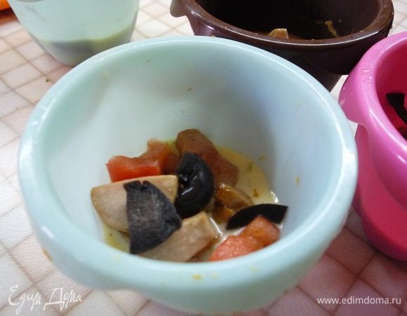 В формочки сначала кладем по столовой ложки яичной смеси, затем распределяем ветчину (по желанию добавьте помидоры и оливки).