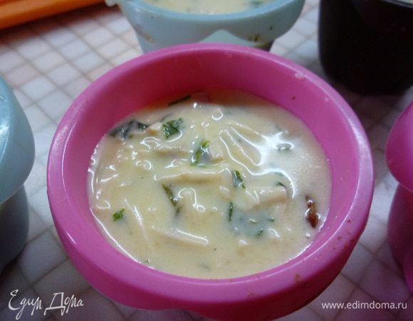 Сверху заливаем оставшейся яичной смесью.