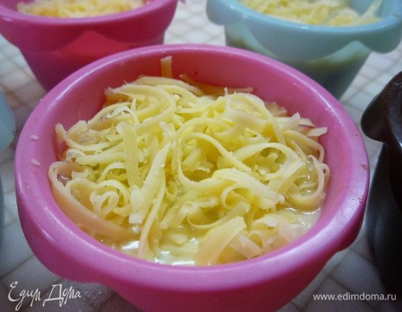 Посыпаем сыром.