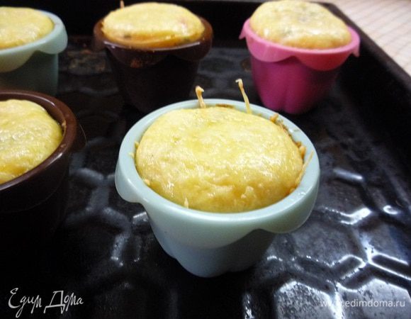 Запекаем в духовке при температуре 180 градусов 10-15 минут. Сначала они вот такие пышные были.